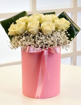 Pembe ve Beyazın Uyumu Kutuda Çiçek çiçek gönder