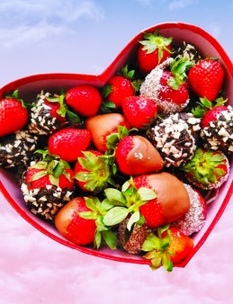 Kalp Kutuda Çikolatalı Çilek Tutkusu Meyve Sepeti ve Çikolatalar çiçek gönder