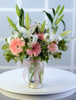 Cam Vazoda Beyaz Lilyum ve Pembe Gerbera Aranjmanı Aranjmanlar çiçek gönder