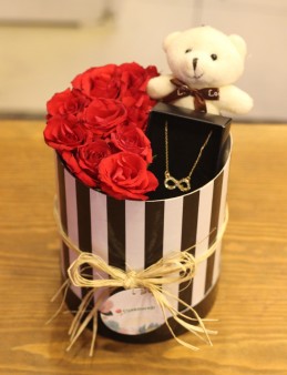 Siyah Beyaz Silindir Kutuda Kırmızı Güller Ayıcık   çiçek gönder