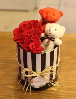 Siyah Beyaz Silindir Kutuda Kırmızı Güller ve Ayıcıklar Terarium çiçek gönder
