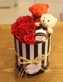 Siyah Beyaz Silindir Kutuda Kırmızı Güller Ayıcık ve Nutella Kutuda Çiçek çiçek gönder