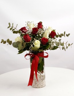 Kırmızı ve Beyaz Güller Aranjmanlar çiçek gönder