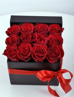 Siyah Hediyelik Kutuda Bir Düzine Kırmızı Gül  çiçek gönder