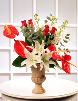 Kupa Seramikte Güller, Antoryumlar ve Lilyumlar Aranjmanlar çiçek gönder