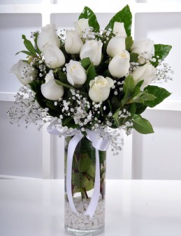 Masumiyetin 15 Beyaz Gülü Çiçek Aranjmanı  çiçek gönder