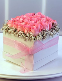Pembe Mutluluk Kutuda Çiçek çiçek gönder
