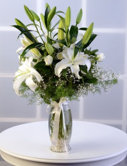 Cam Vazoda Beyaz Lilyumlar Aranjmanlar çiçek gönder