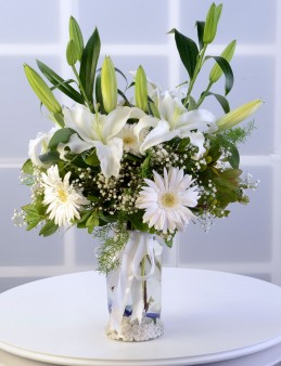 Cam Vazoda Beyaz Lilyum ve Gerbera Aranjmanı Aranjmanlar çiçek gönder