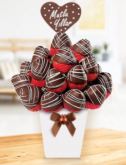 Strawberry Dream Meyve Sepeti ve Çikolatalar çiçek gönder