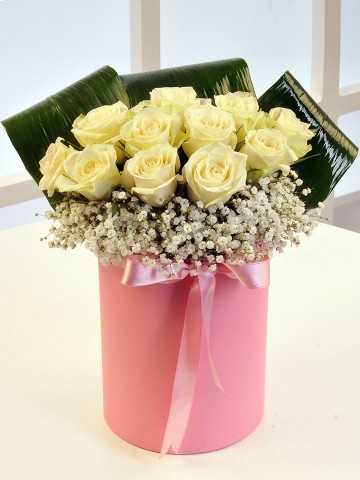 Pembe ve Beyazın Uyumu Kutuda Çiçek çiçek gönder