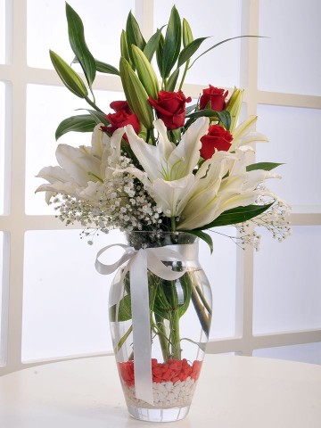 Cam Vazoda Beyaz Lilyum ve Kırmızı Gül Aranjmanı Aranjmanlar çiçek gönder