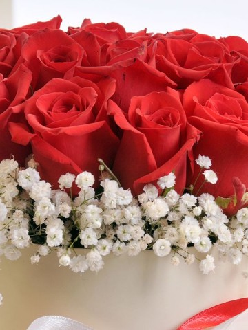 Aşkın Cesareti 11 Adet Kırmızı Gül Kutuda Çiçek çiçek gönder