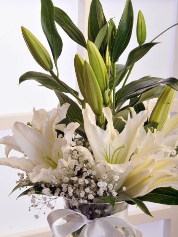 Beyaz Lilyumun Zarafeti Aranjmanlar çiçek gönder