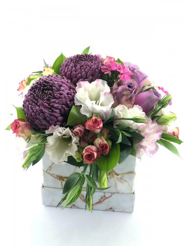 Mermer Desenli Kutuda Tasarım Çiçek Aranjmanı Aranjmanlar çiçek gönder