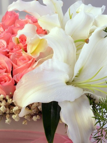 Özel Kutuda Pembe Güller ve Lilyumlar Kutuda Çiçek çiçek gönder