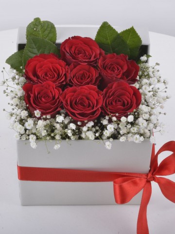 Peri Masalı Kırmızı Güller Kutuda Çiçek çiçek gönder