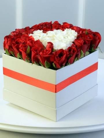 Beyaz Kutuda Kırmızı Beyaz Güller Kutuda Çiçek çiçek gönder