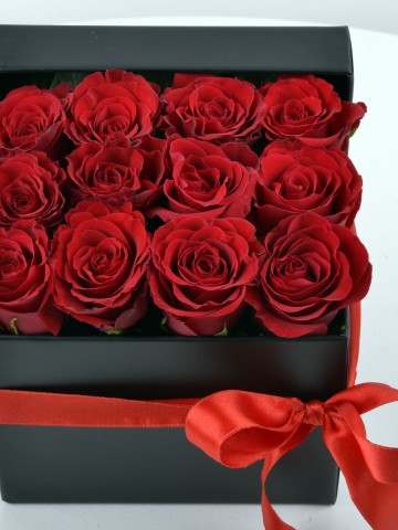 Siyah Hediyelik Kutuda Bir Düzine Kırmızı Gül Kutuda Çiçek çiçek gönder