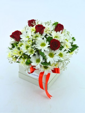 Özel Kutuda Papatyalar ve Kırmızı Güller Kutuda Çiçek çiçek gönder