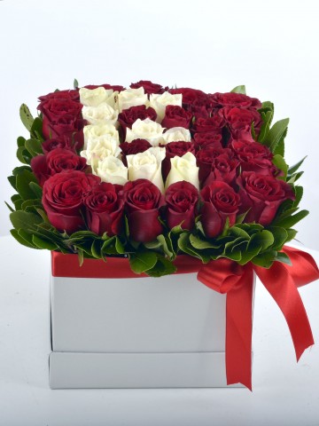 Kutuda Kişiye Özel Güllerden Oluşan Harf Çiçek.. Harfli Çiçek çiçek gönder