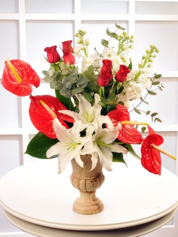 Kupa Seramikte Güller, Antoryumlar ve Lilyumlar Aranjmanlar çiçek gönder