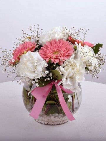 Akvaryumda Beyaz Karanfil ve Pembe Gerberalar Aranjmanlar çiçek gönder