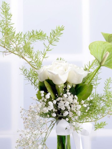 Zarafetin Melodisi Beyaz Güller Aranjmanlar çiçek gönder
