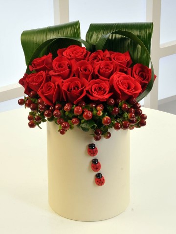 Aşkın Diğer Adı Güller Kutuda Çiçek çiçek gönder